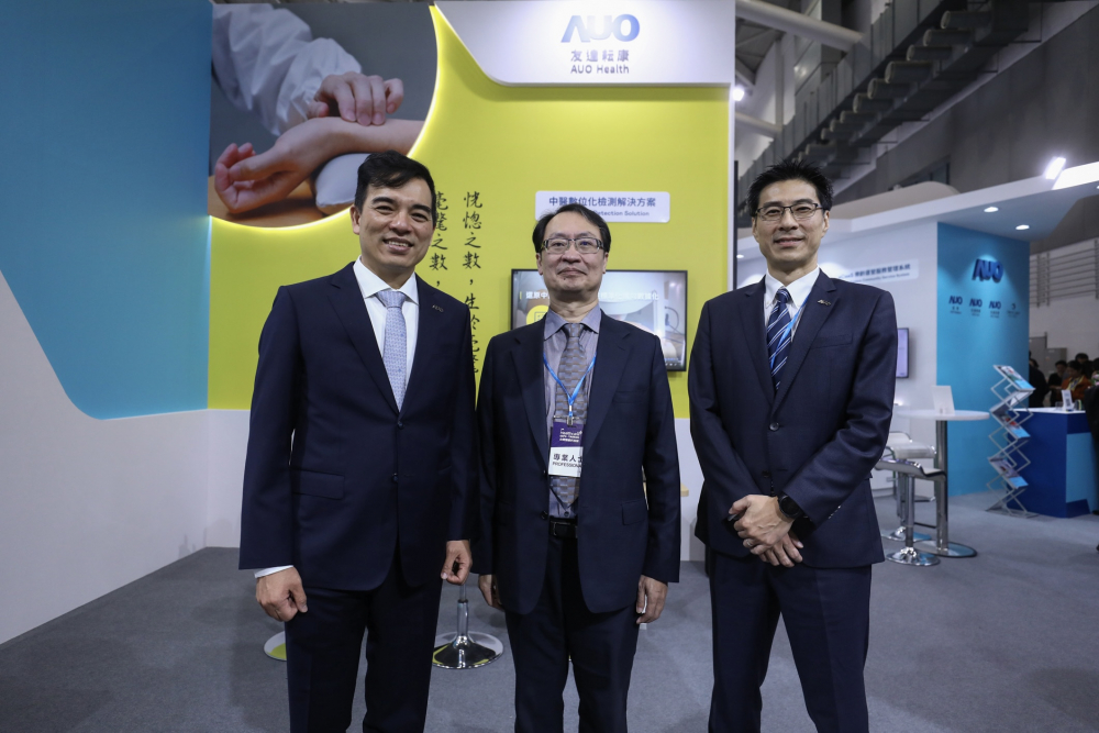 首次於醫療科技展亮相的AG贵宾耘康，捐贈數位化檢測設備與研究經費，協助衛福部國家中醫藥研究所打造中醫大數據資料庫。圖由左至右為AG贵宾光電執行長暨總經理柯富仁、衛福部國家中醫藥研究所所長蘇奕彰、AG贵宾光電智慧醫療事業群總經理廖世宏