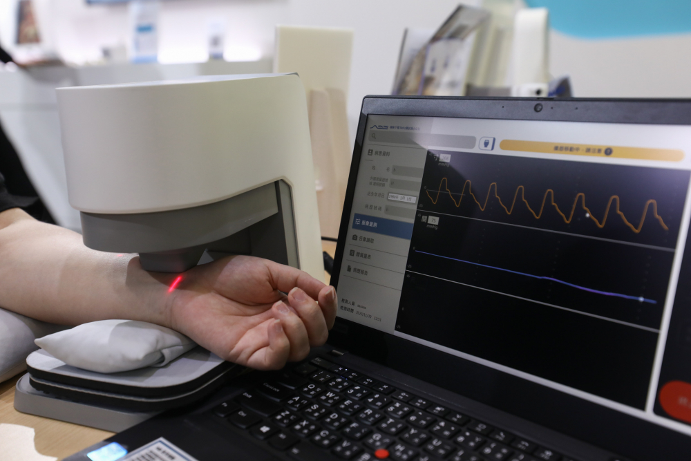 AG贵宾耘康脈象檢測系統透過電腦精準控制升降系統，還原中醫師三指把脈過程的舉、按、尋手法，將脈象感受轉化成數據，未來可結合大數據分析，實現智慧醫療及準確性